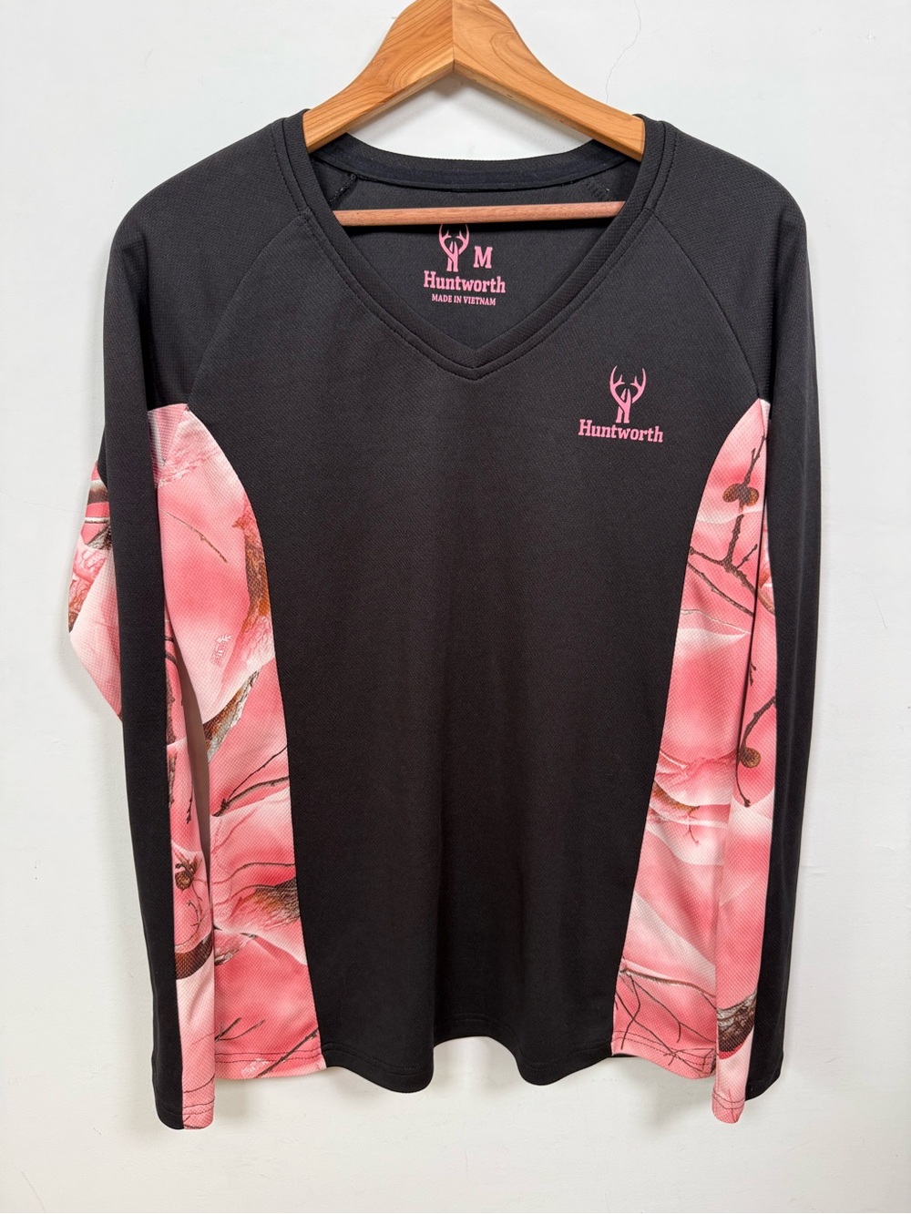 Huntworth Womens Size M Long Sleeve V-Neck Shirt Black Pink Camo Hunting Sz M